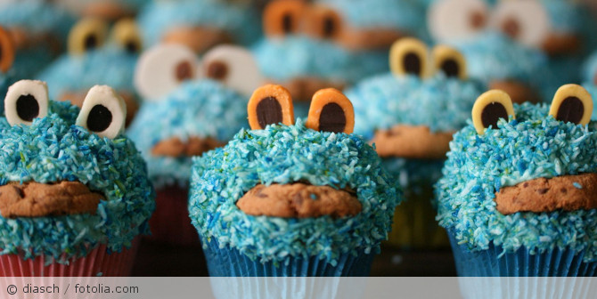 Muffins that look like the Cookie Monster.